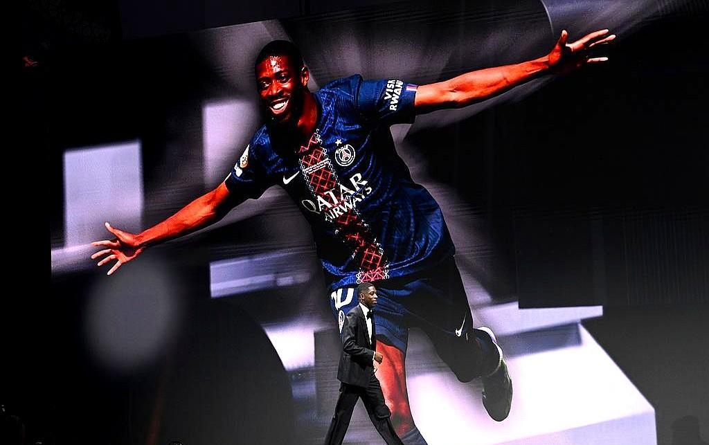 90后登贝莱一脚踢碎00后的奖项垄断，刚刚加冕世界足球先生。他上赛季扛起巴黎圣