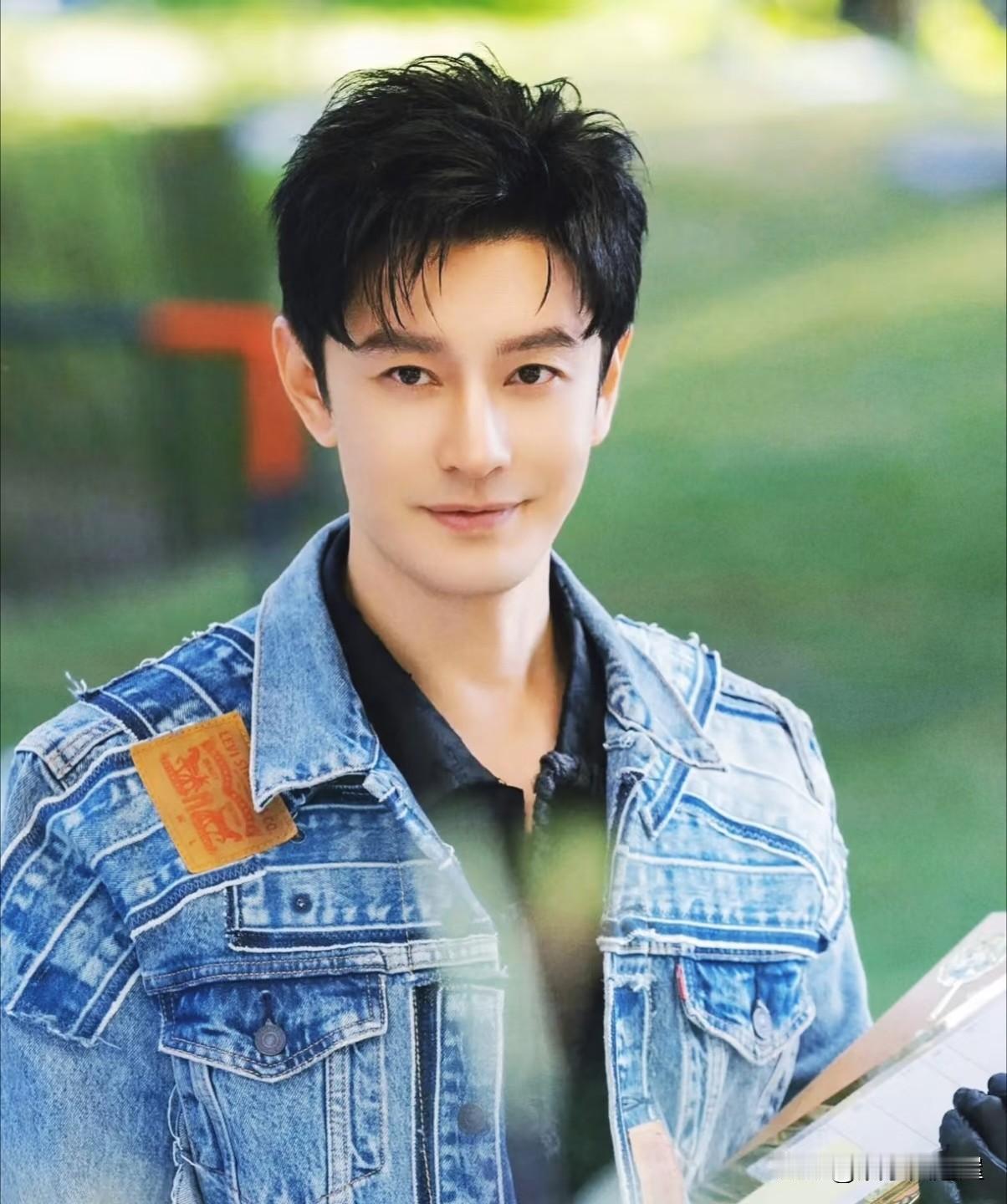 不愧是黄晓明！一个举动打败90%的人。有人说，黄晓明的演技忽高忽低，虽然他凭