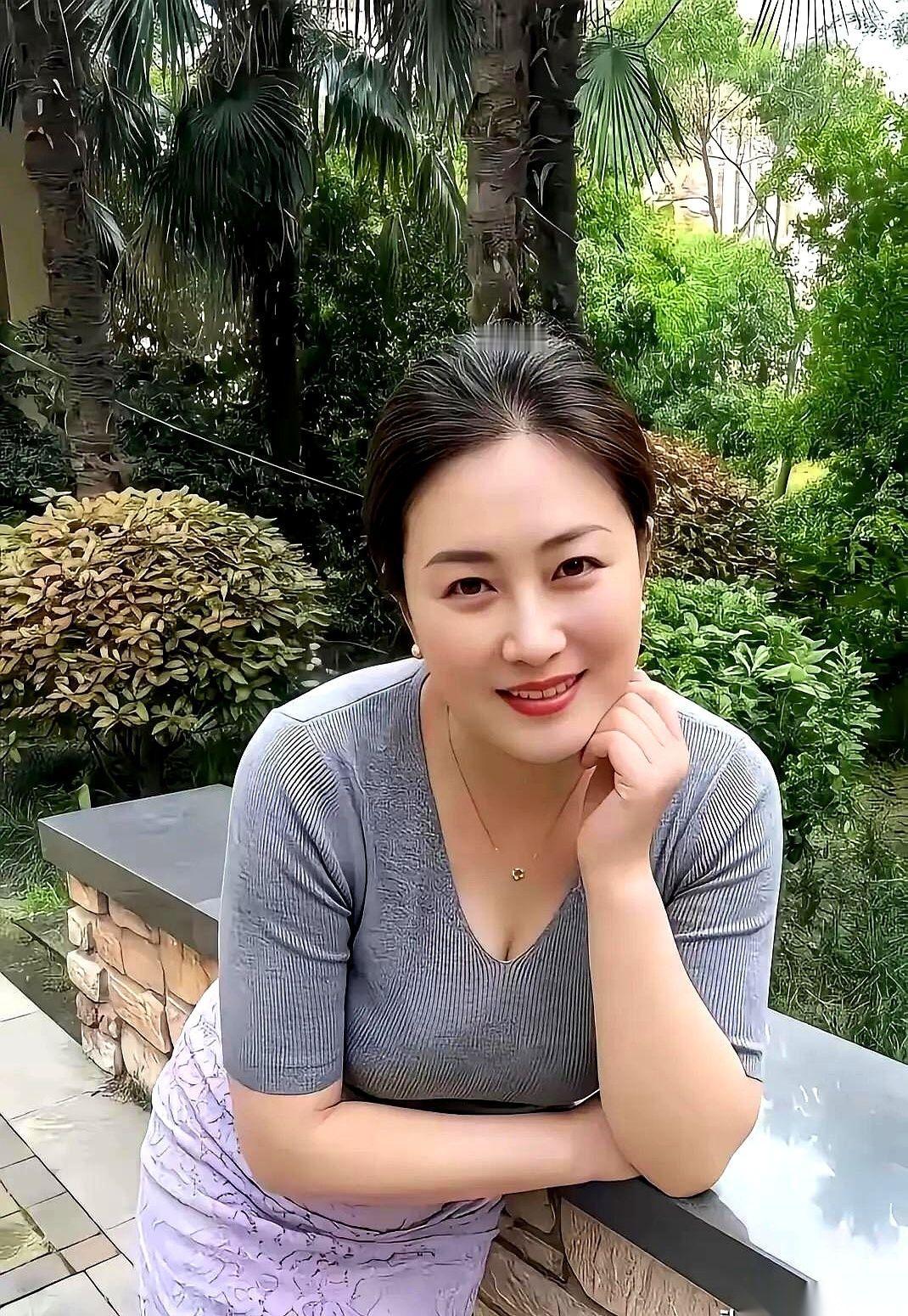 兜里压着两张5万的定期存单，每个月到卡2700块钱退休金。我一个60岁的独居老太