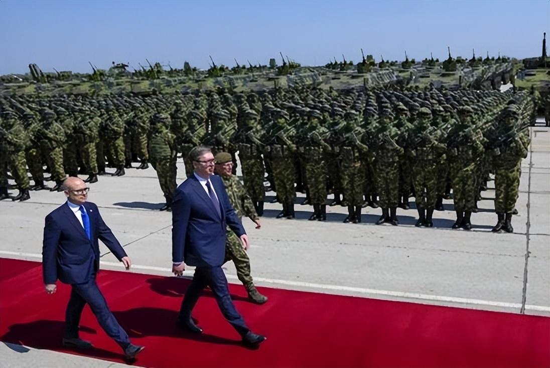 武契奇走在一群士兵面前，那些士兵一身绿就算了，为啥连脸都是绿色的？