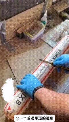 俄乌前线，由于炸药短缺，乌军无人机部队开始使用火腿肠状的采矿炸药制作投掷的炸弹，
