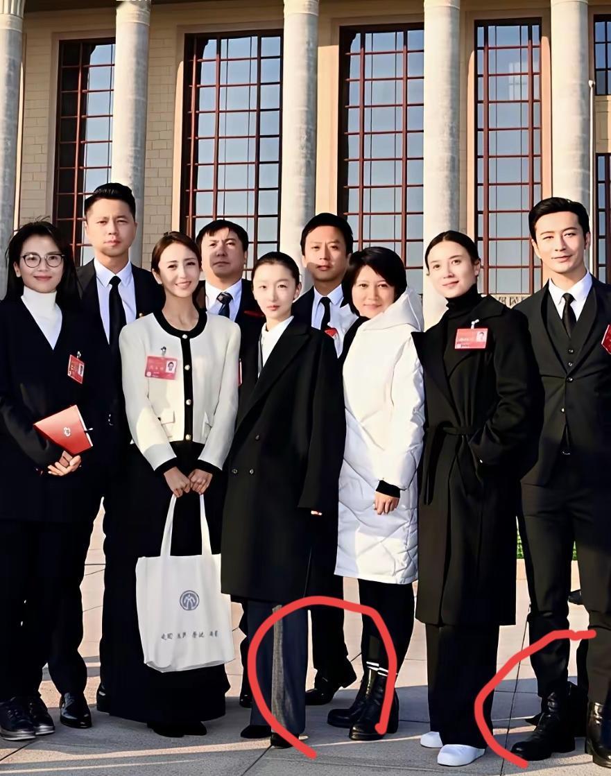 邓超黄晓明是懂拍照的，一个踮着脚，一个垫着脚，他们这身高与官方报出的180明显不