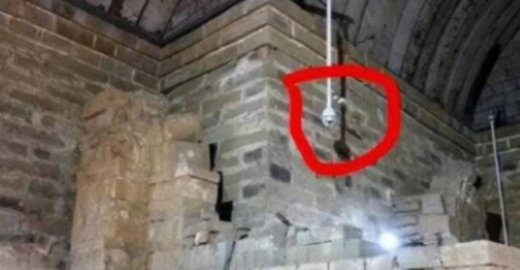 2018年，山东济宁两个盗墓贼合伙挖“九女崮堆”，期间1个盗墓贼尿急，跑到旁边方