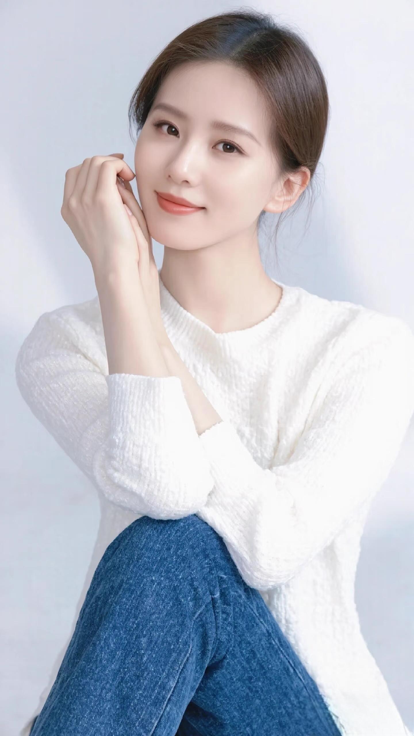 如雪般的清新气质，不染纤尘的宁静美丽，淡雅如兰。气质如她，演绎了岁月静好的模样。