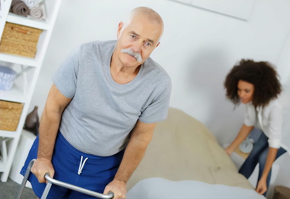 53岁女子，晨起脑梗去世，提醒：晨起不要做4件事，加大脑梗风险临床统计数据显