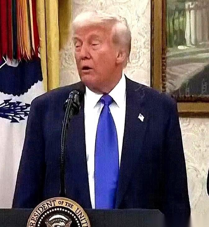 六个星期。一个世界强国，就这么没了。巴黎街头，德国军靴咔咔作响。这画面，是法