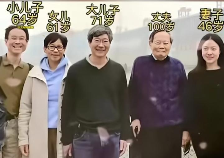杨振宁100岁时一家人的一张留影