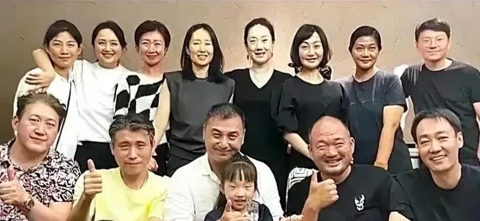 一张演员的集体大合影，前排男演员有李乃文和辛柏青，后排女演员好像都不怎么出名，不