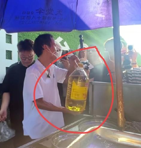 全网最感谢鸡排哥的肯定就是“元宝”老板了！西贝带坏了元宝的口碑，没想到鸡排哥用