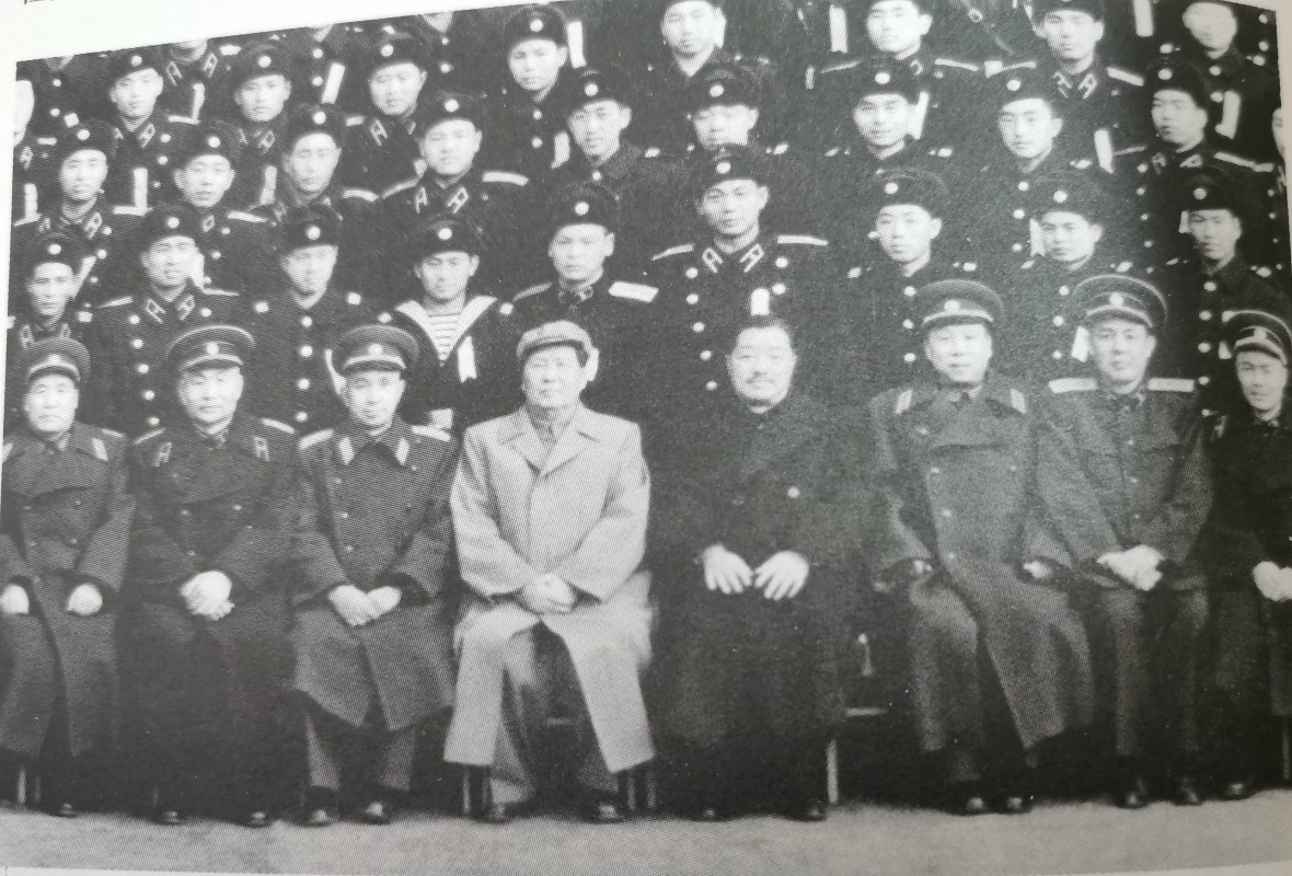 1957年2月25日至3月9日，海军积极分子代表会议在北京召开。萧劲光陪同毛主席
