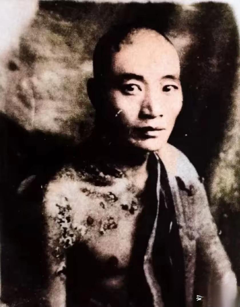 照片里先辈的眼神穿透岁月直击人心，让人心痛又敬佩！1942年河南渑池，先辈