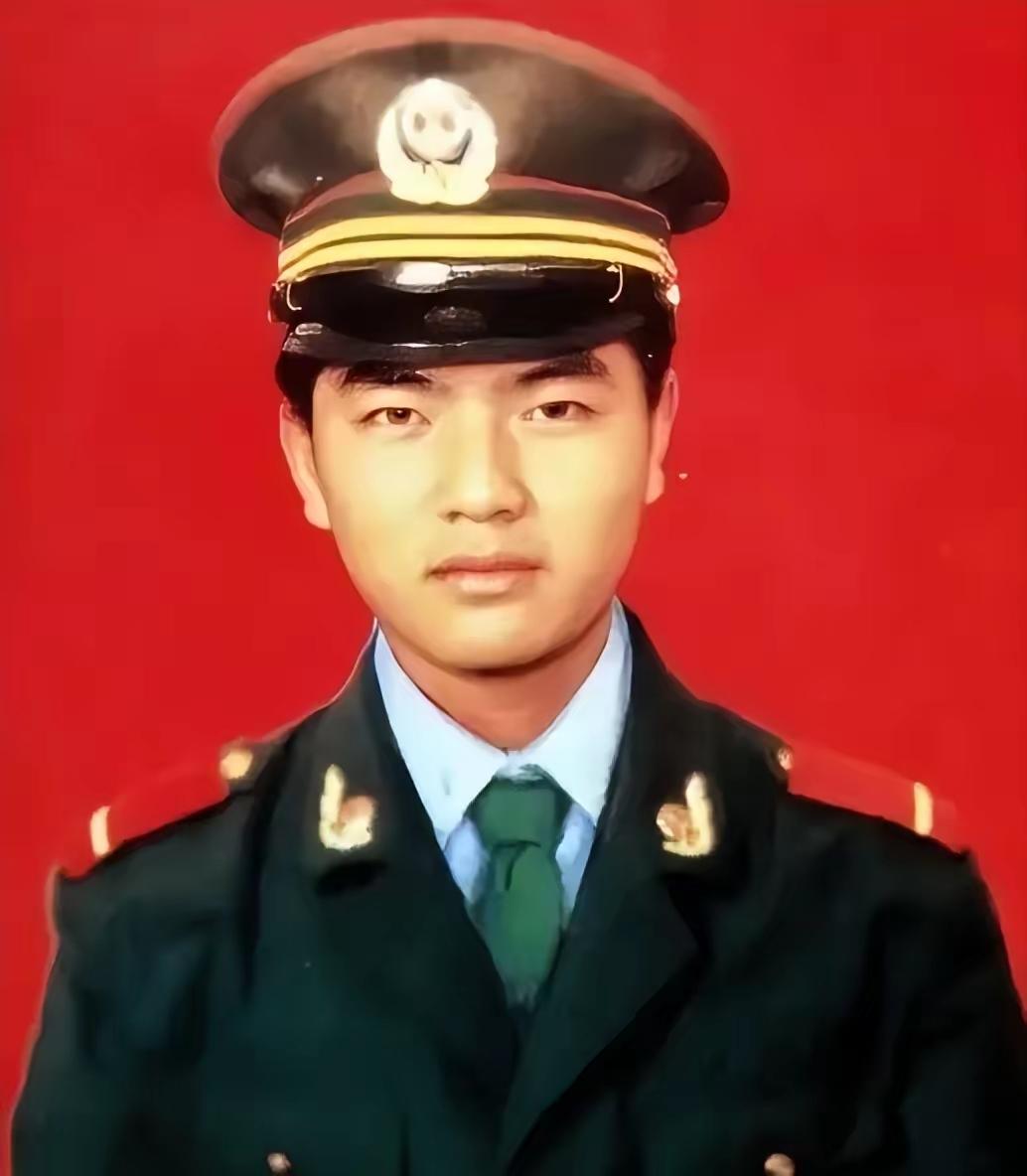 1992年10月，一武警战士独自押送四名不法分子回中队。突然，一个歹徒冲上来死死