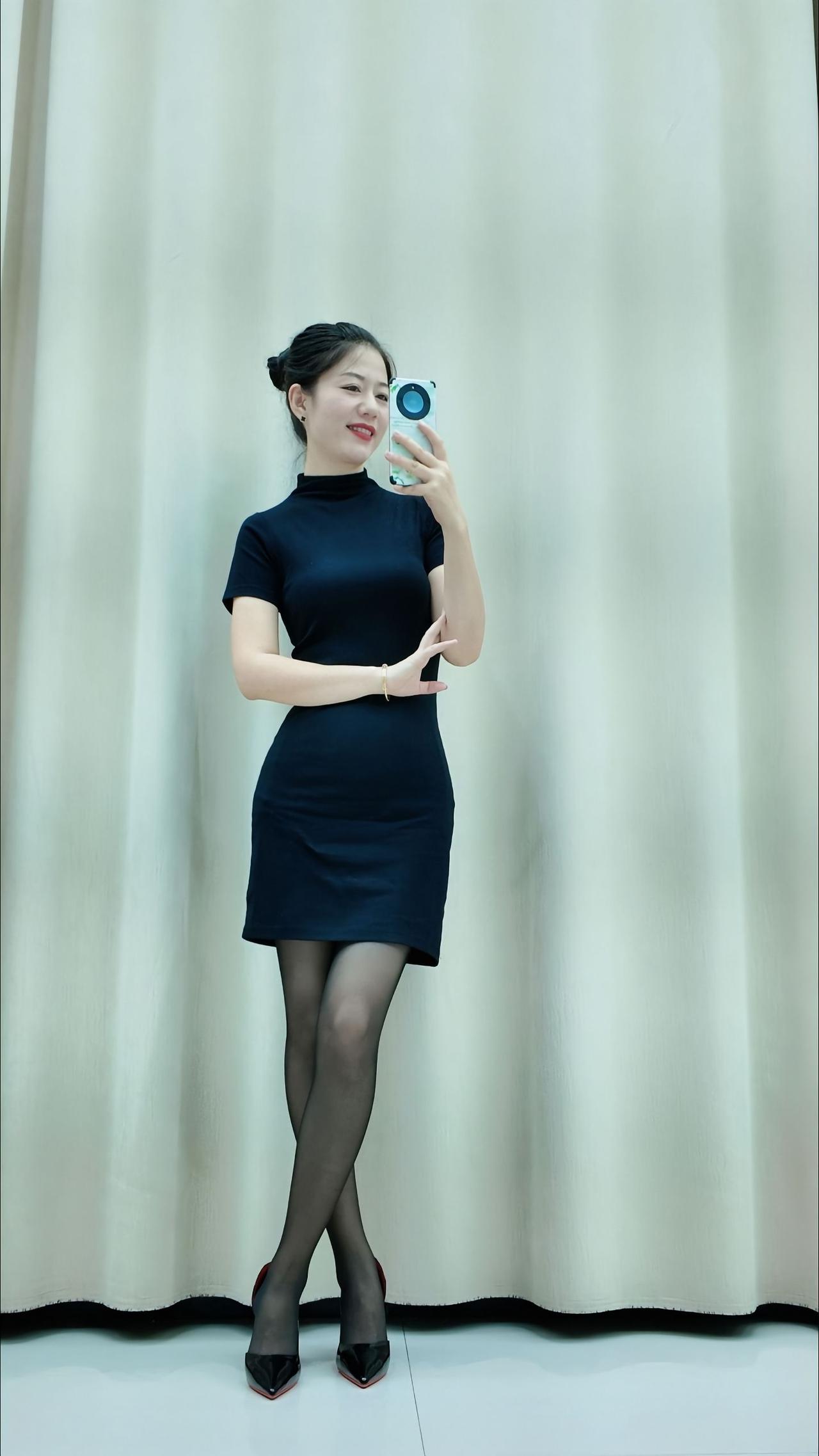 优雅黑裙搭配高跟鞋，自信自拍，时尚感满满！