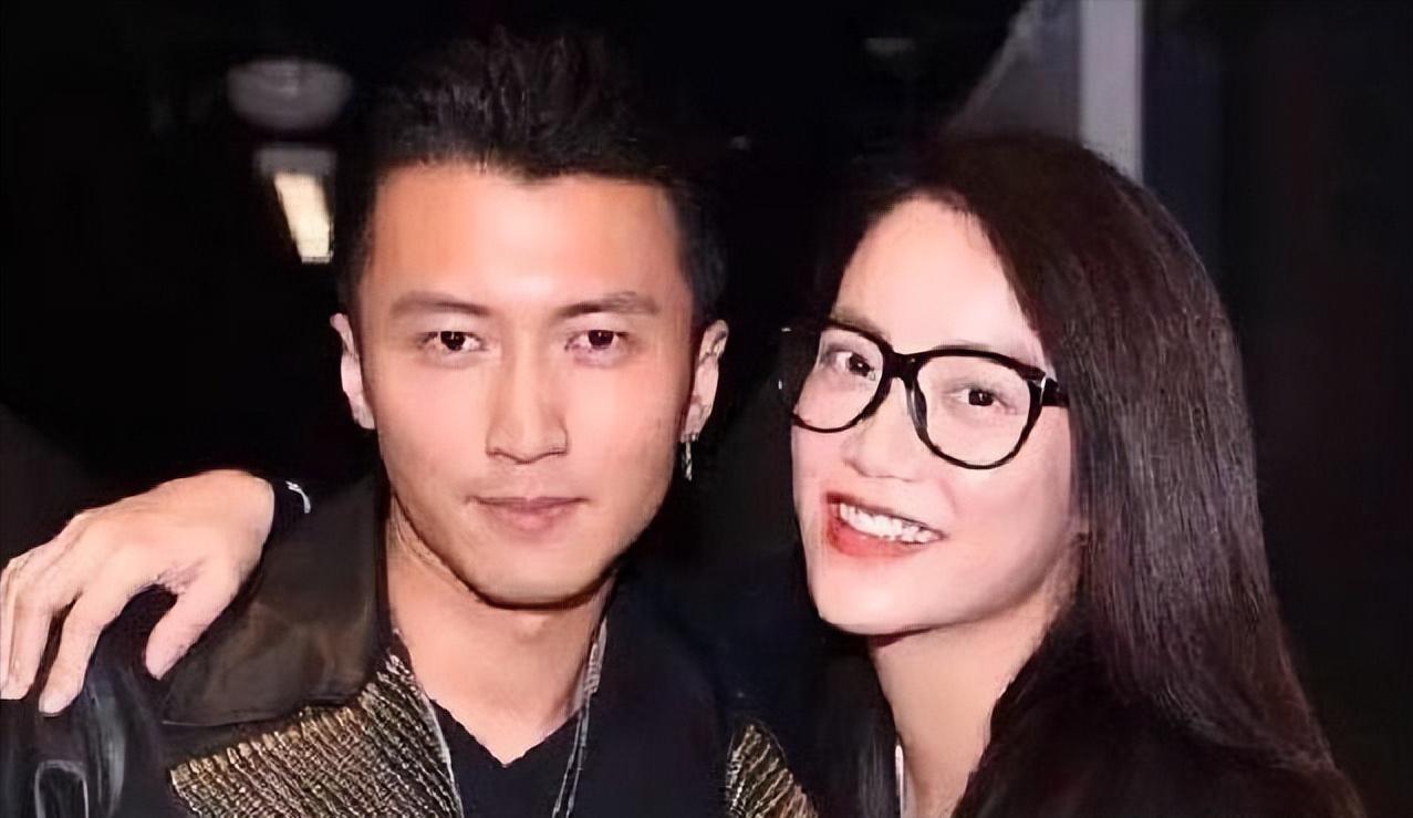 2011年，谢霆锋助理霍汶希被富豪男友甩了，不久之后，她却发现自己怀孕了。当时霍