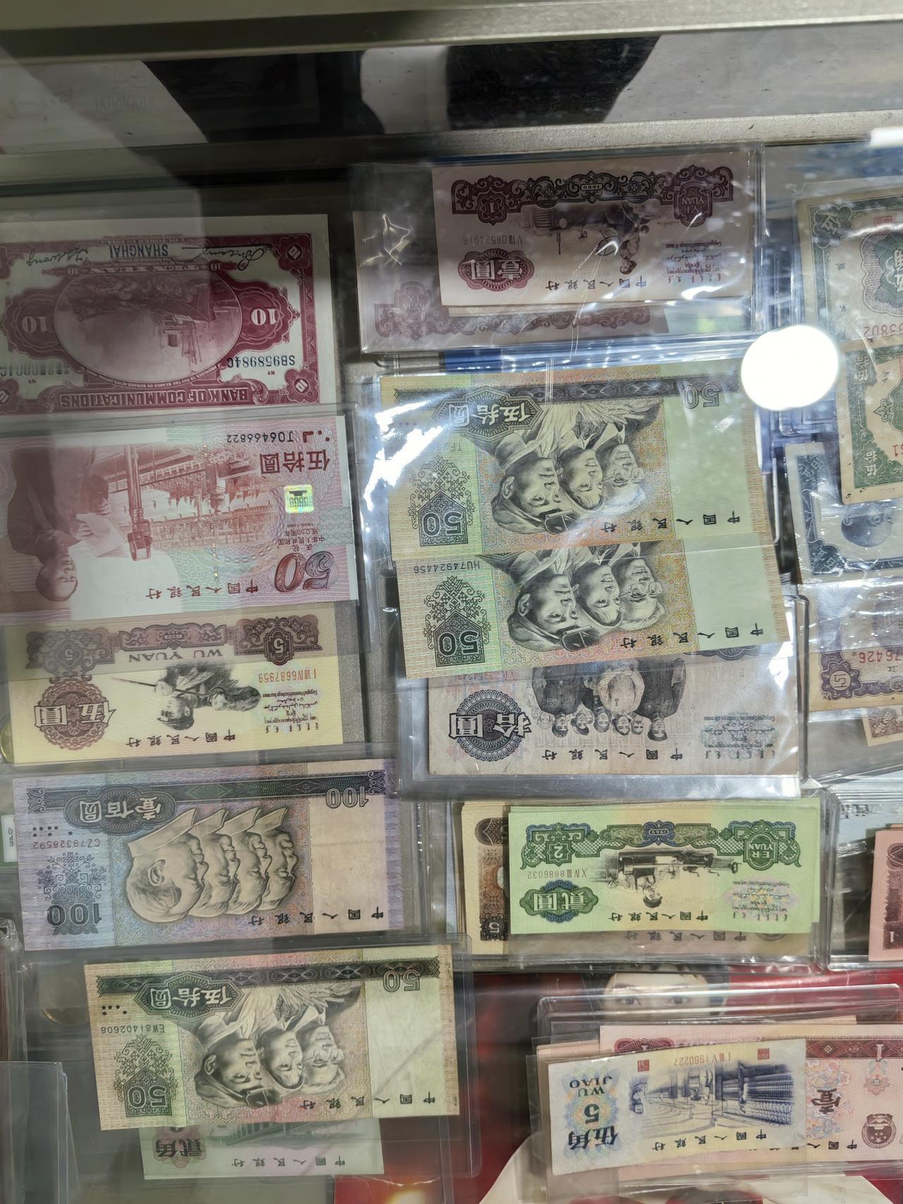 收藏钱币收藏水很深，但有些品种价值极高。第一套人民币里，壹万圆牧马图是“票王”