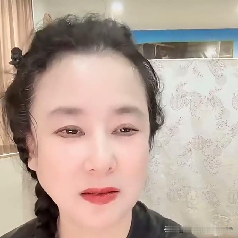 王小华的直播间有人提议说:“华姨呀，谢秃子找了个年轻小姑娘，你不也找个小伙子气气