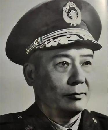 1949年，杜聿明等一众要员基本被俘，但有一人既没有被击毙，也没有被俘，他曾是红