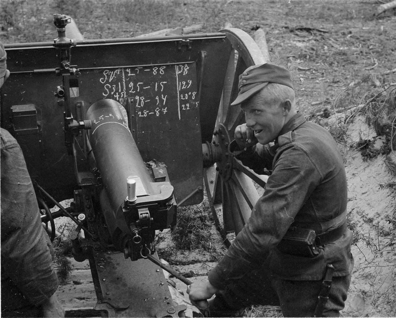 1941年8月7日，芬兰，雷波拉—翁特罗森瓦拉地区。芬兰炮兵在操作