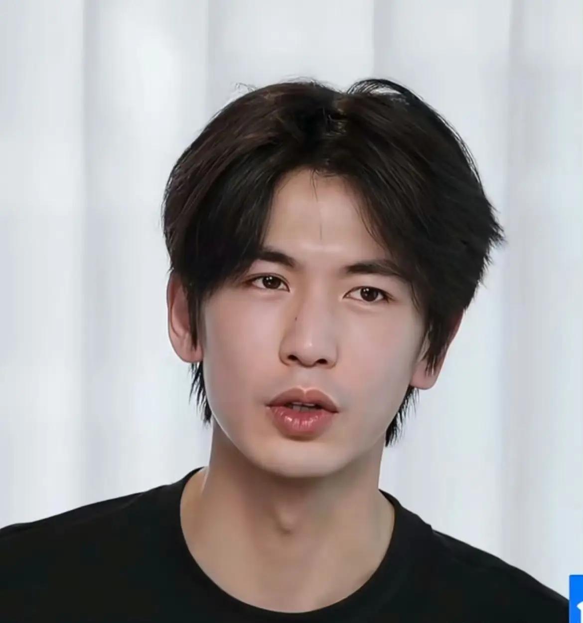 张凌赫素颜、证件照、剧照、出席活动，四种模式下，颜值差别大不大？证件照有点…