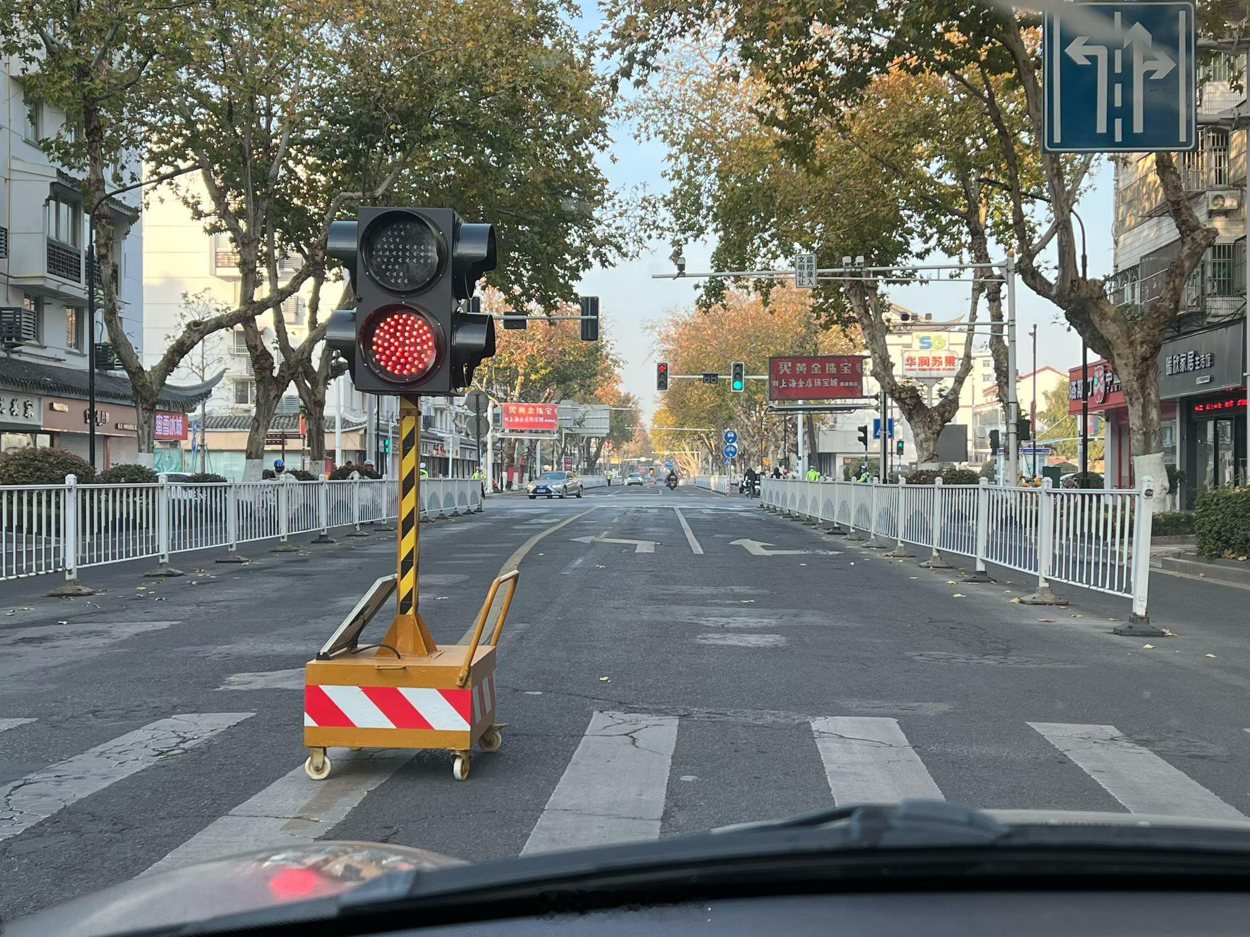 遇到这种路口，你是继续走？还是停下来等？