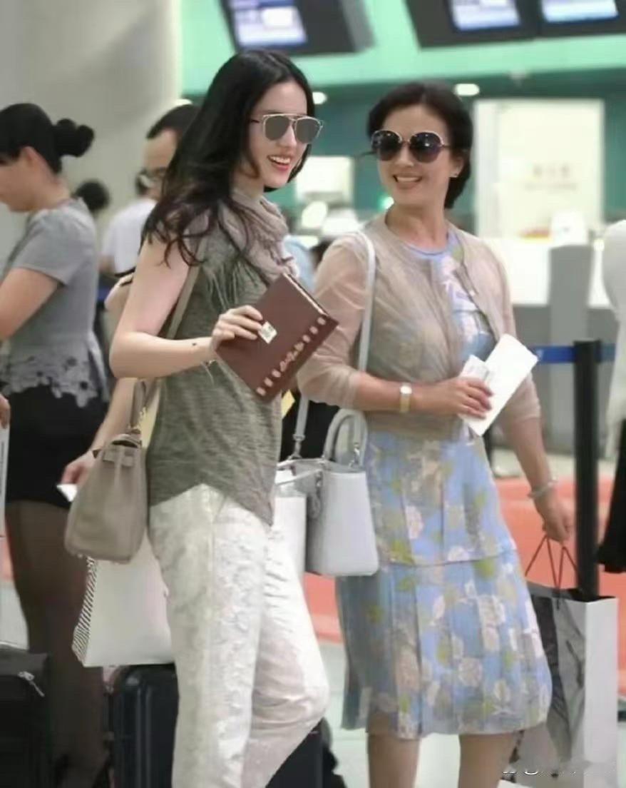 37岁刘亦菲与母亲机场偶遇同框，65岁妈妈气质优雅出众，丰腴身姿尽显熟女韵味，母