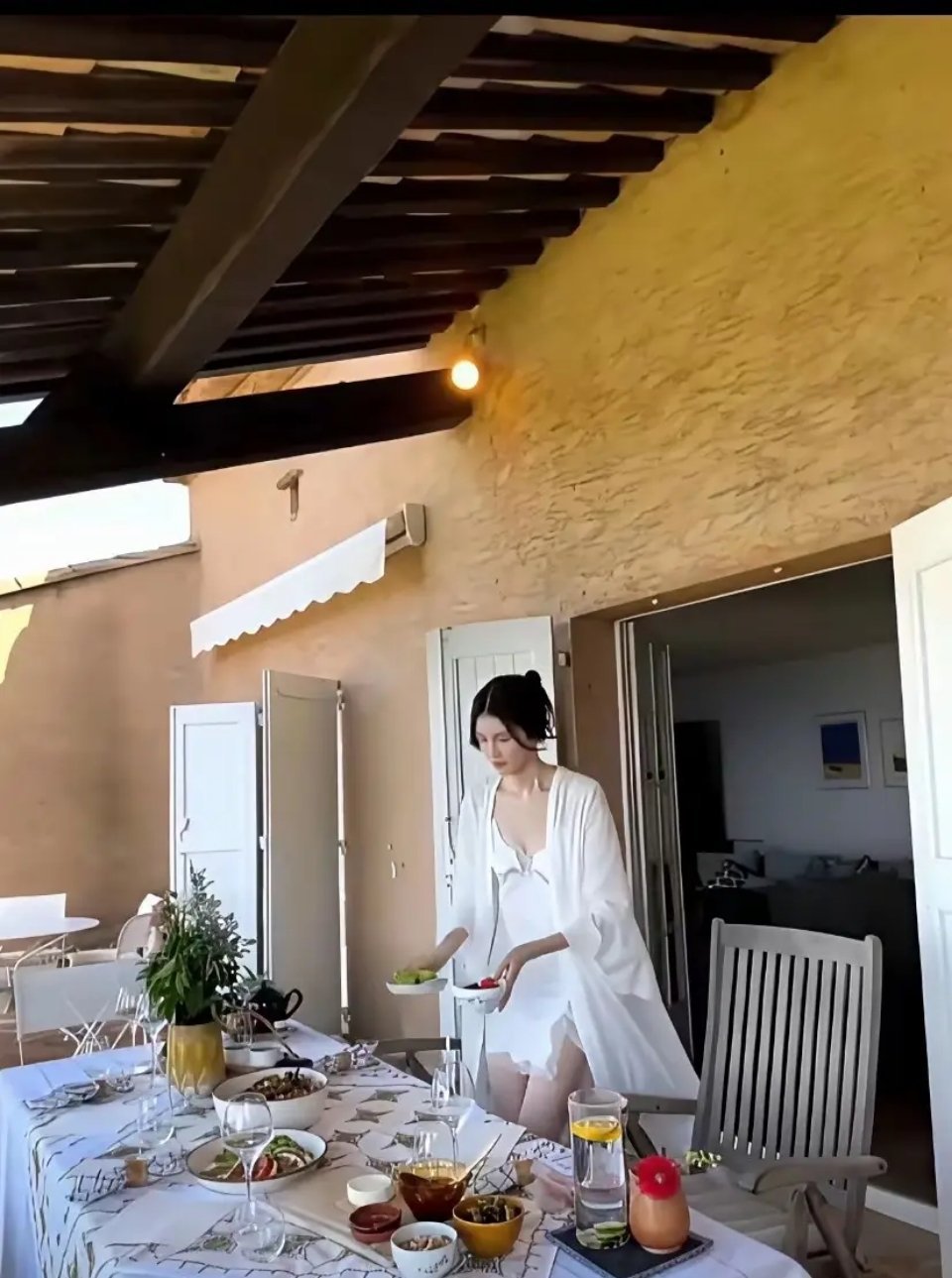 国际超模何穗做个饭都像在走秀，这样的穿着打扮难怪陈伟霆喜欢