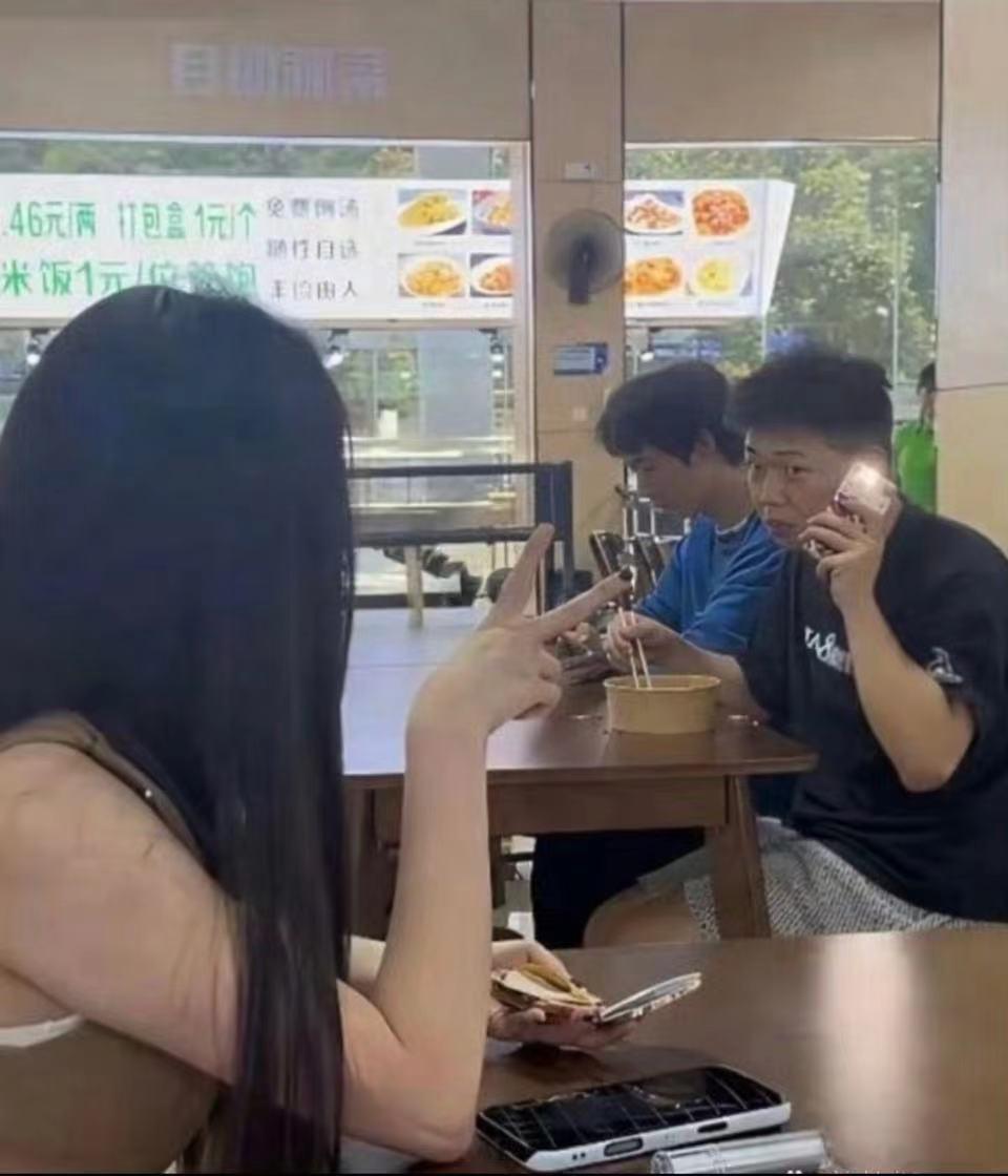 大哥，自信点直接上去表白加微信吧。这美女浑身都透露着一种自信，性格感觉也很好。