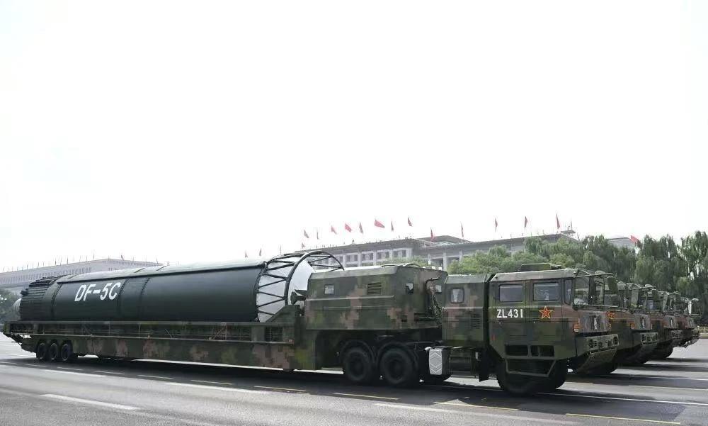 DF-5C是什么？网友这比喻太形象了！大阅兵之后，不少人好奇DF-5C到