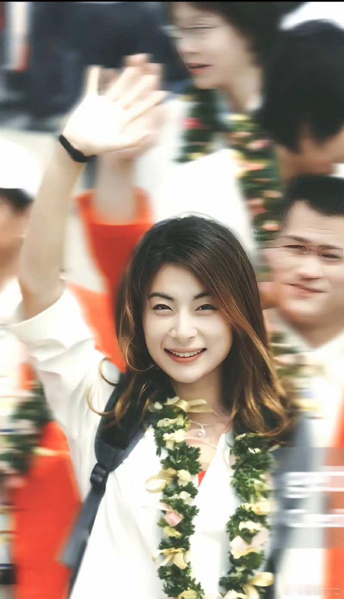 当年郭晶晶夺冠后是这样子访港的难怪霍家大公子挪不开眼睛了