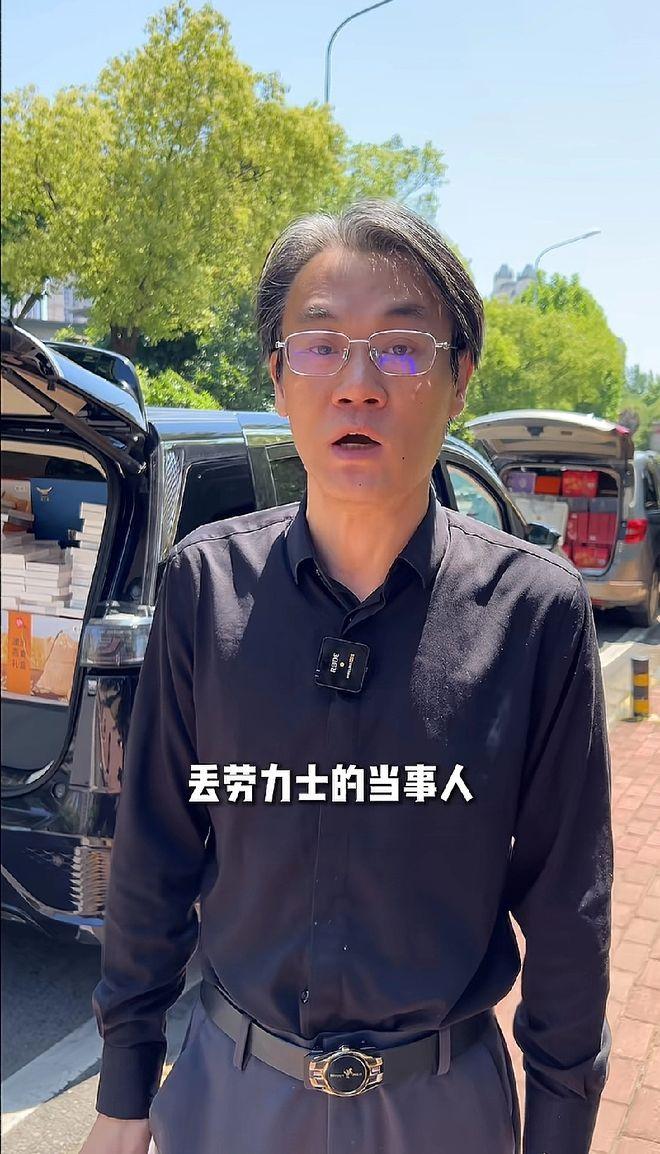 太暖心了！湖北武汉，一个小男孩在饭店偶然捡到一块价值10多万的名表。母亲一眼认