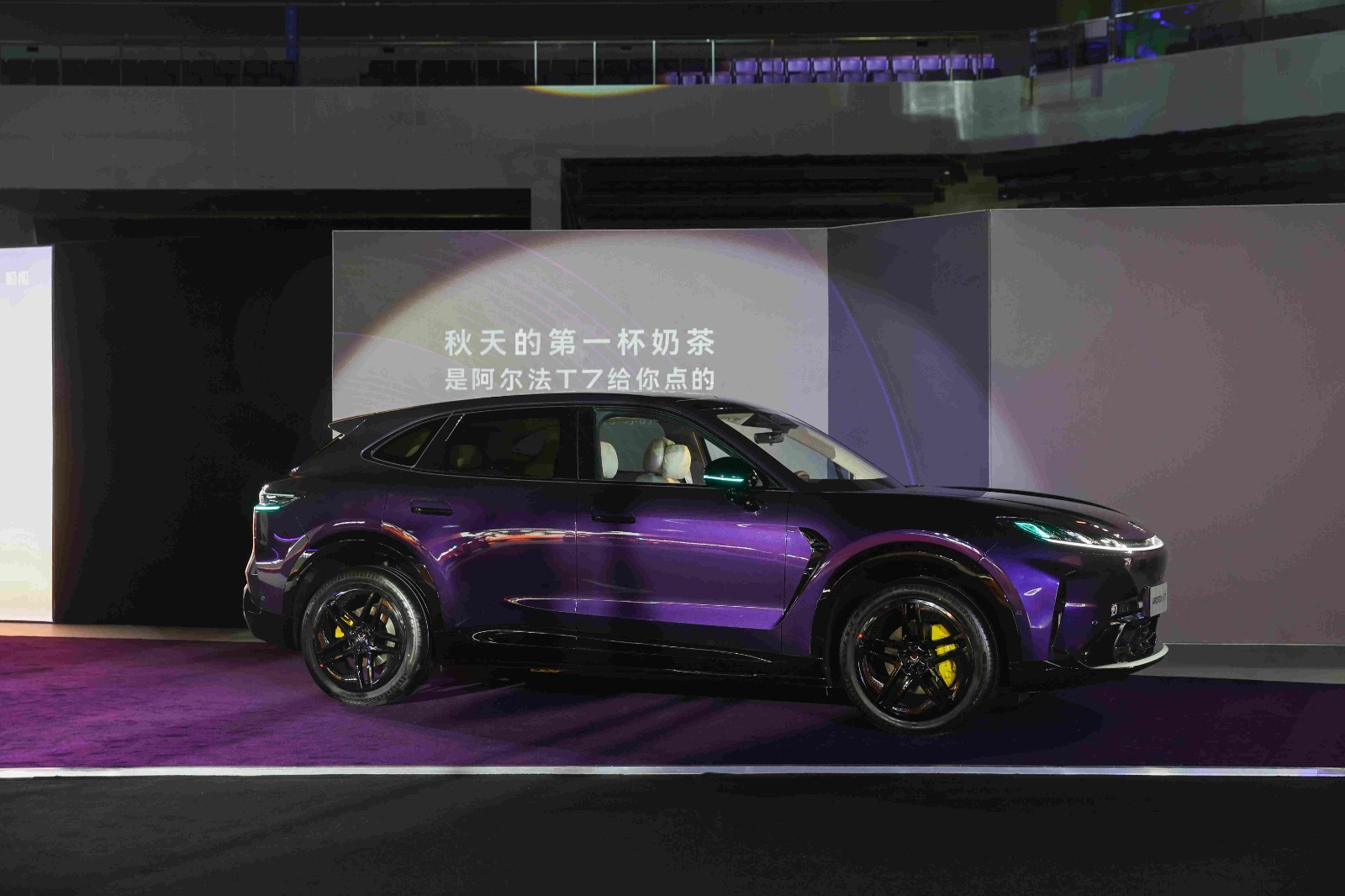 给爸妈选车，极狐阿尔法T7把安全讲透了爸妈的旧车实在开不动了，换车这事我盯了很久。到极狐店里看T7，