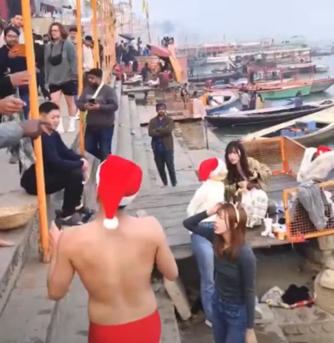 日本游客在印度被当地人包围怒斥《印度教徒报》30日报道，日前，一群日本游客在印