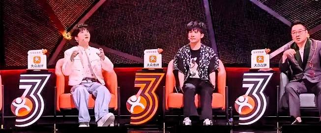 周深下了台，走到选手面前，说了一句：对不起，我刚才没表达好。他在《脱口秀和t