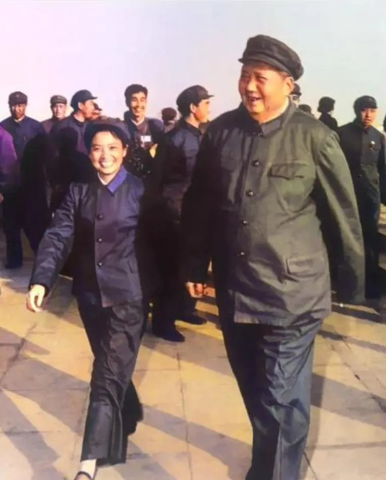 这是毛主席与保健护士长吴旭君的珍贵合影，身后站着随行的工作人员。属于行进途中抓拍