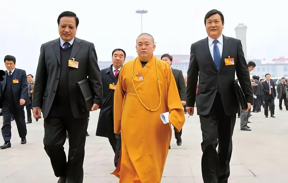还以为，释永信是个彪形大汉呢，没想到个子这么矮！肥头大耳、面相凶狠、眼神都很可