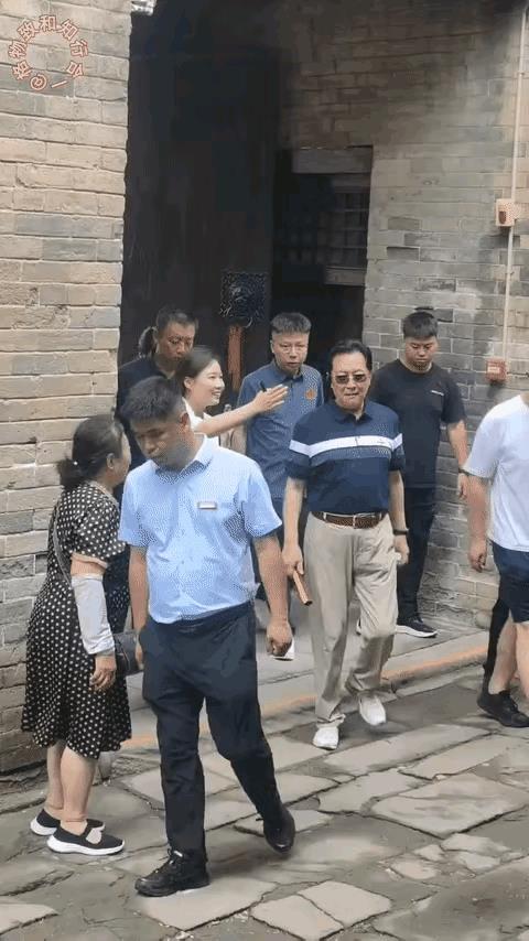 皇城相府，唐国强老师迈着矫健自信的步伐，举手投足间，透露出演遍上下五千年皇帝人物