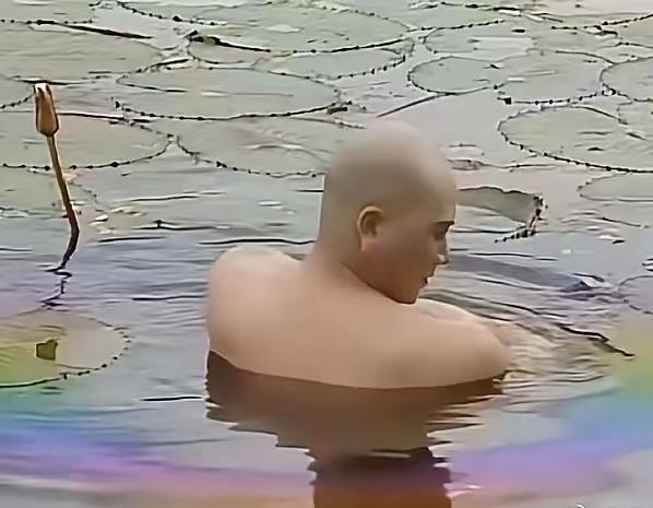 快要成佛的人，洗个澡也自带七彩霞光，这到底是怎么回事？有没有人能从科学的角度