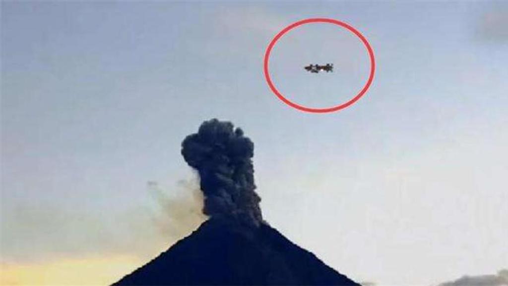 [拍客]实拍天空彩色不明物体形体酷似神龙,上演