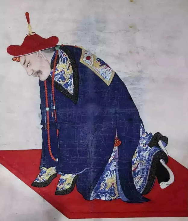 才发现，清朝的官服跪下来，袖子跟蹄子一样。清代保留马蹄袖的目的，难道是为了让