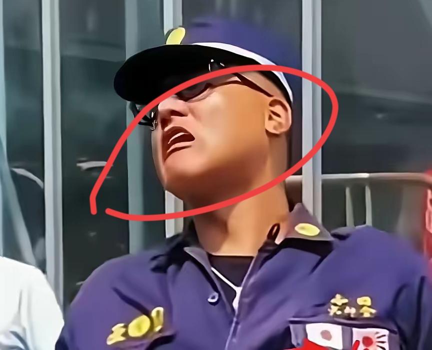 震惊！刷到日本男子使馆前狂吠，才懂抗战剧根本没夸张！刚刷到个视频，直接看傻