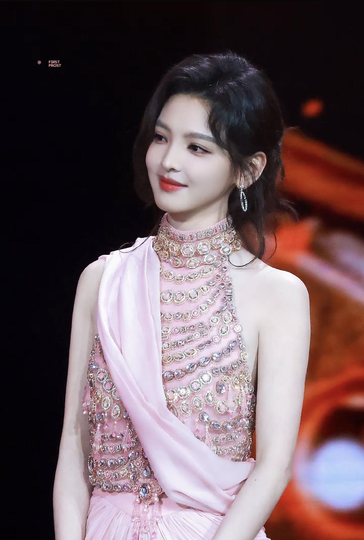 粉纱垂落，珠钻流光，章若楠这一身真的把温柔与优雅焊在了身上舞台上的她自带