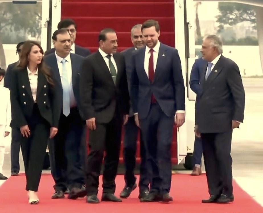 诡异！300壮汉堵死走廊，对面仅藏着71人。万斯亲自坐镇，黑衣保镖如临大敌。两拨