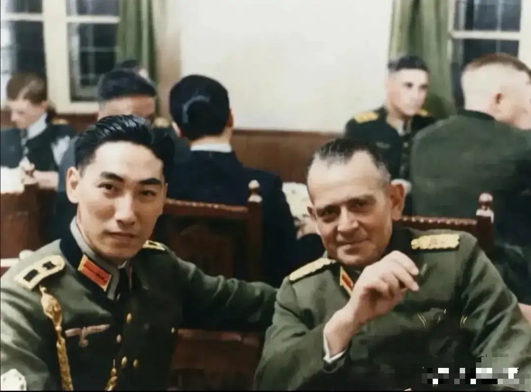 1938年，蒋纬国在德军服役时期，身穿军服与长官的一张合影