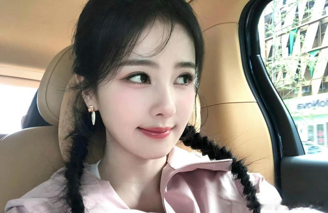 1.网上有说法称，白鹿前一波热度过去之后，现在进组拍戏没以前那么爱做宣传了。她自