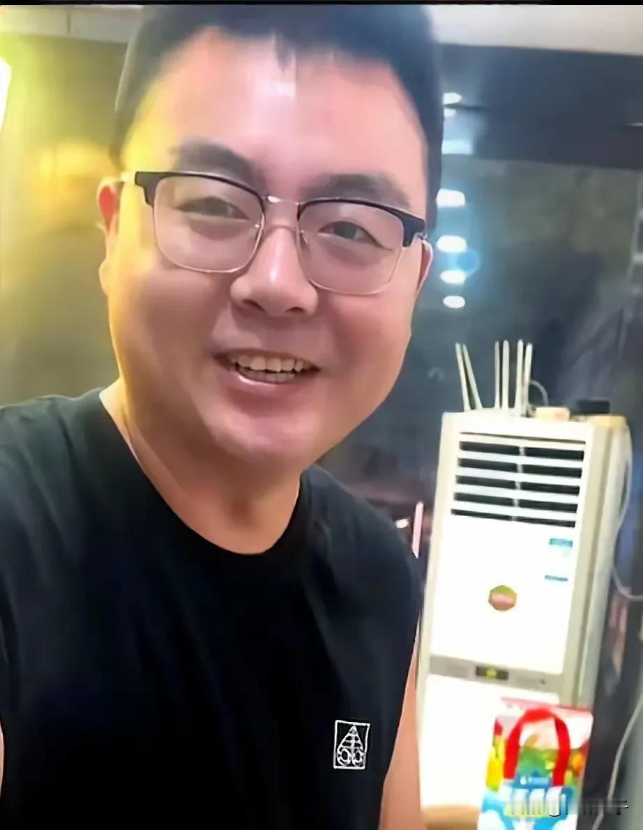 郭威是田静直播间的移动衣架，也是试吃能手，田静为了推销直播间的产品，常常拿