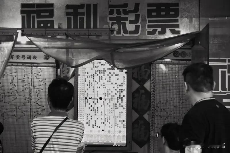 每天花两块钱买彩票值不值得，这得看怎么想。很多人觉得花两块钱，万一能中500