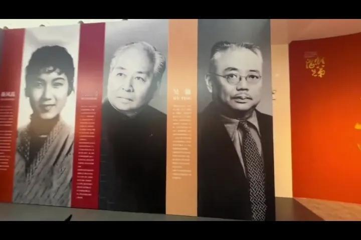 老巴黎又陪着师父去画展了。话说吴祖光家族在中国确实是一支强大的文化力量。几代人