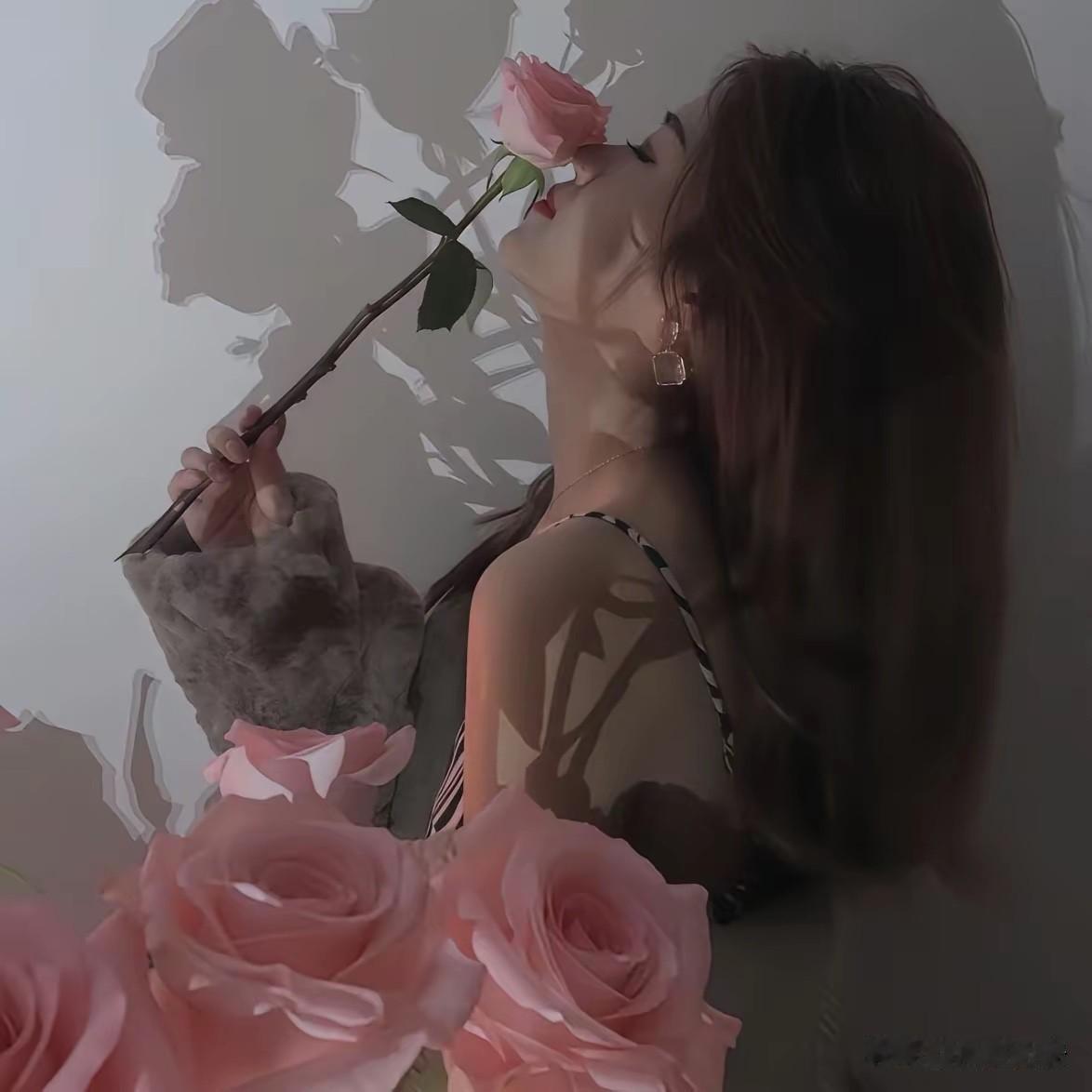 成年人要懂得的社会经验：第一：努力赚钱，因为：父母的养老，儿女的教育，