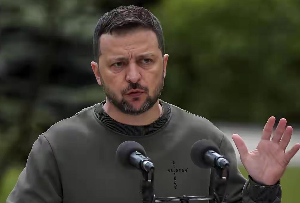 泽连斯基想要再次寻求美国的帮助，可是特朗普十分看不起泽连斯基，认为乌克兰没有反败