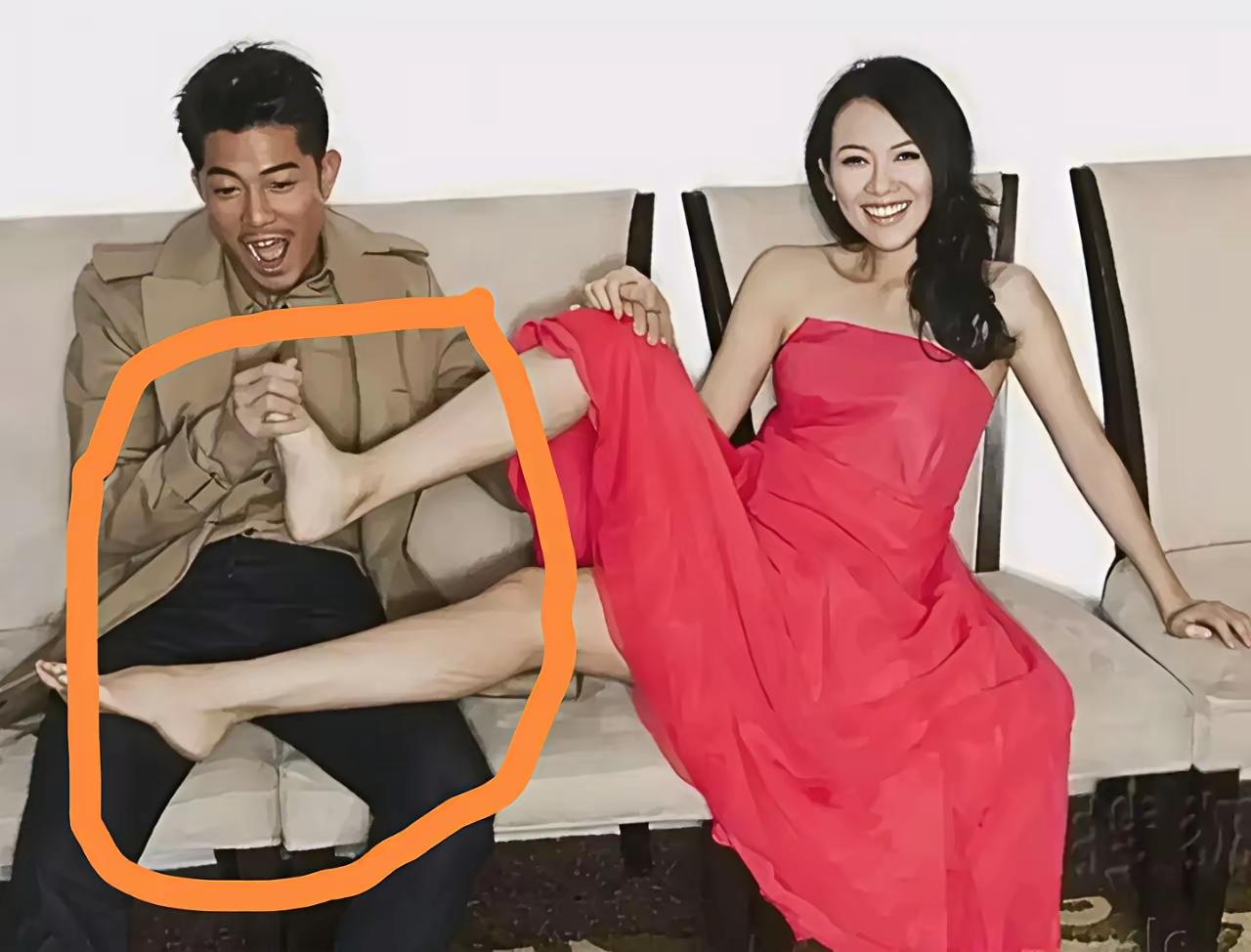 牢A火了以后，不断有一些女生夸张的照片被挖了出来。这不，继章子怡和科比合影时吐